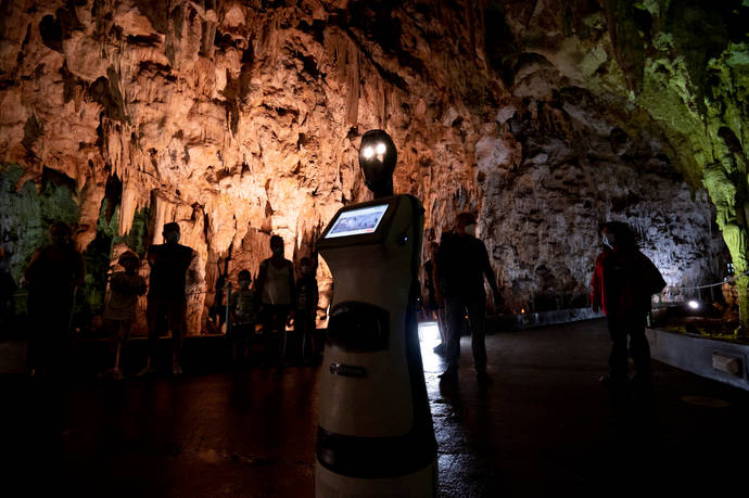 Робот водит туристов по пещере Алистрати