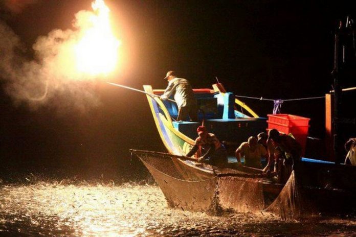 Огненная рыбалка на Тайване – умирающая традиция, которая вскоре исчезнет