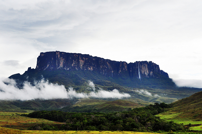 Уникальная гора Рорайма на стыке Бразилии, Венесуэлы и Гайаны