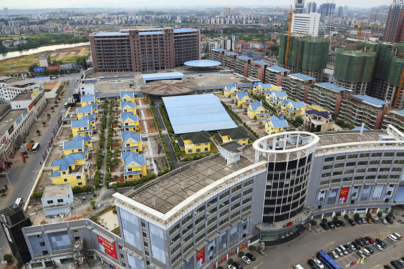 На крыше торгового центра в Китае «зависли» 25 вилл