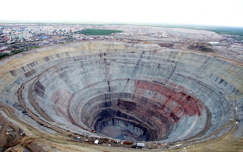 Гигантский алмазный карьер в городе Мирный. Фото и видео