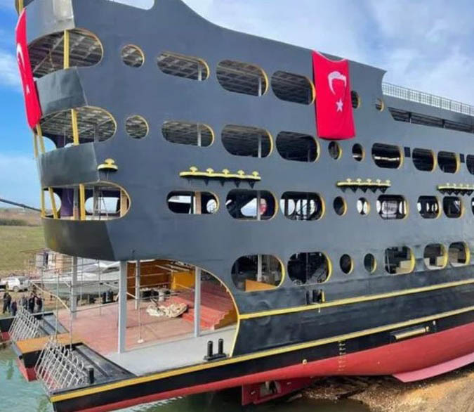 В Турции построили самую большую экскурсионную лодку