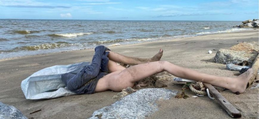 В Таиланде секс-кукла вызвала панику на пляже