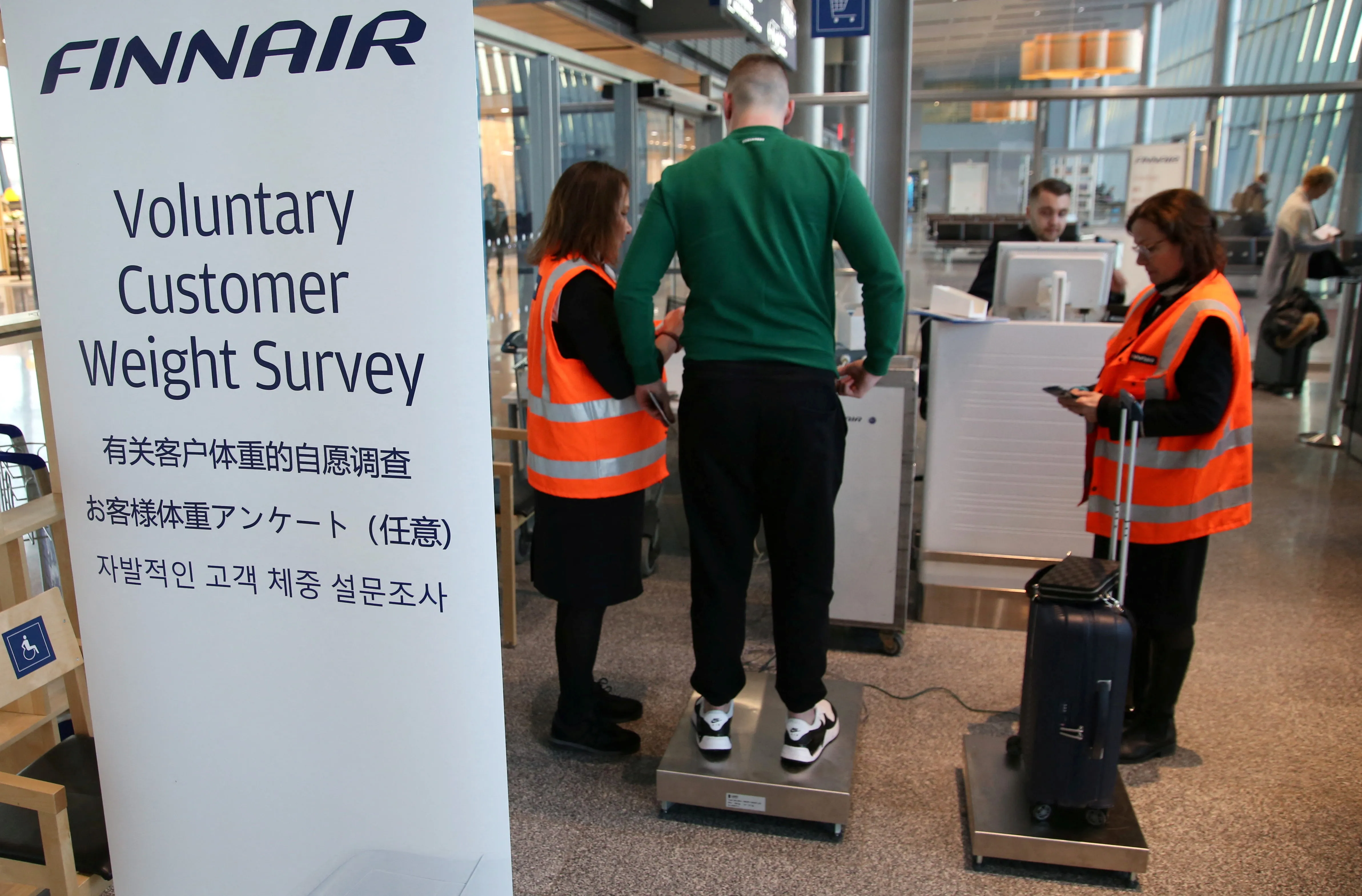Всё больше авиакомпаний просят пассажиров взвешиваться перед посадкой