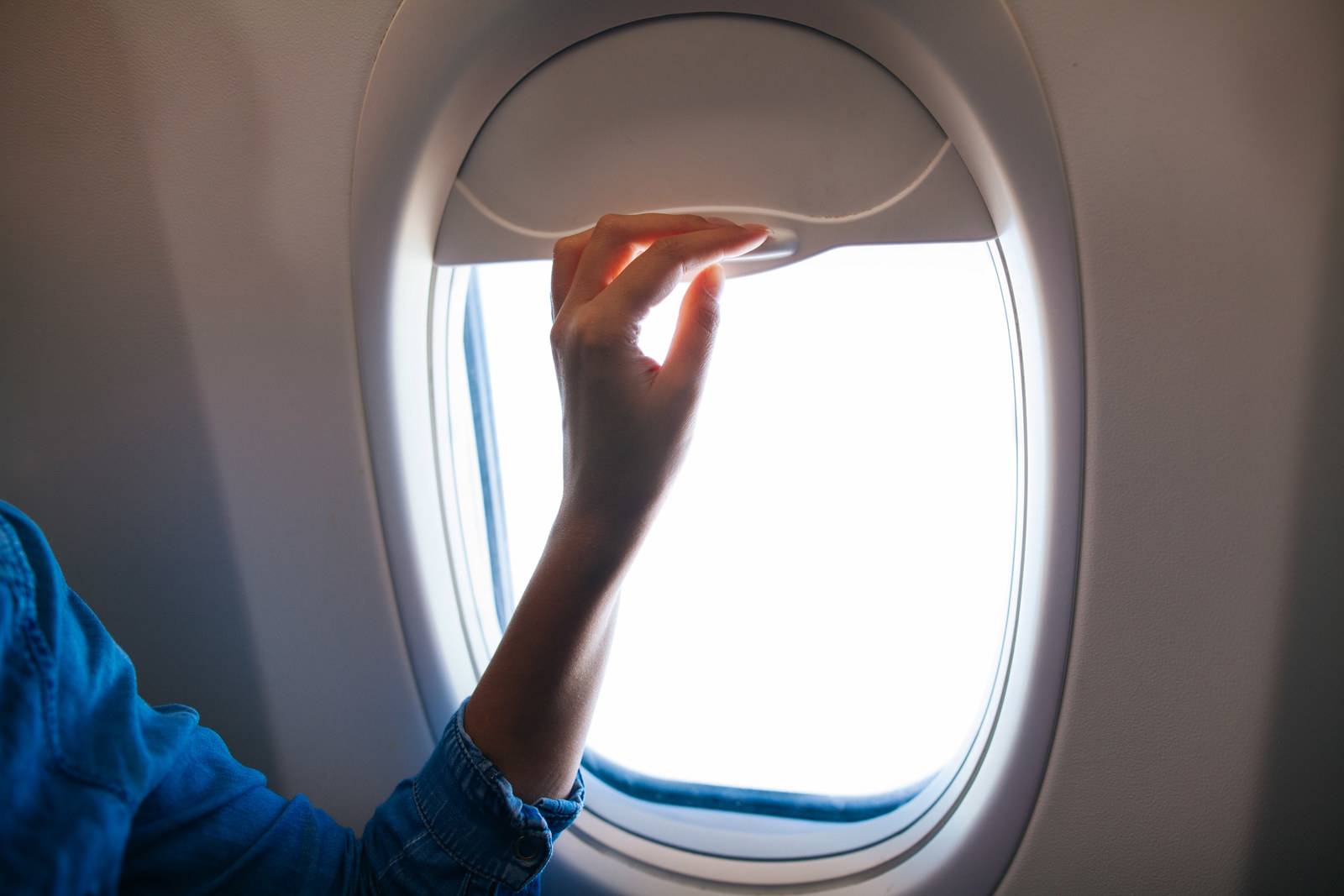 Почему нужно открывать шторку окна при взлете и посадке