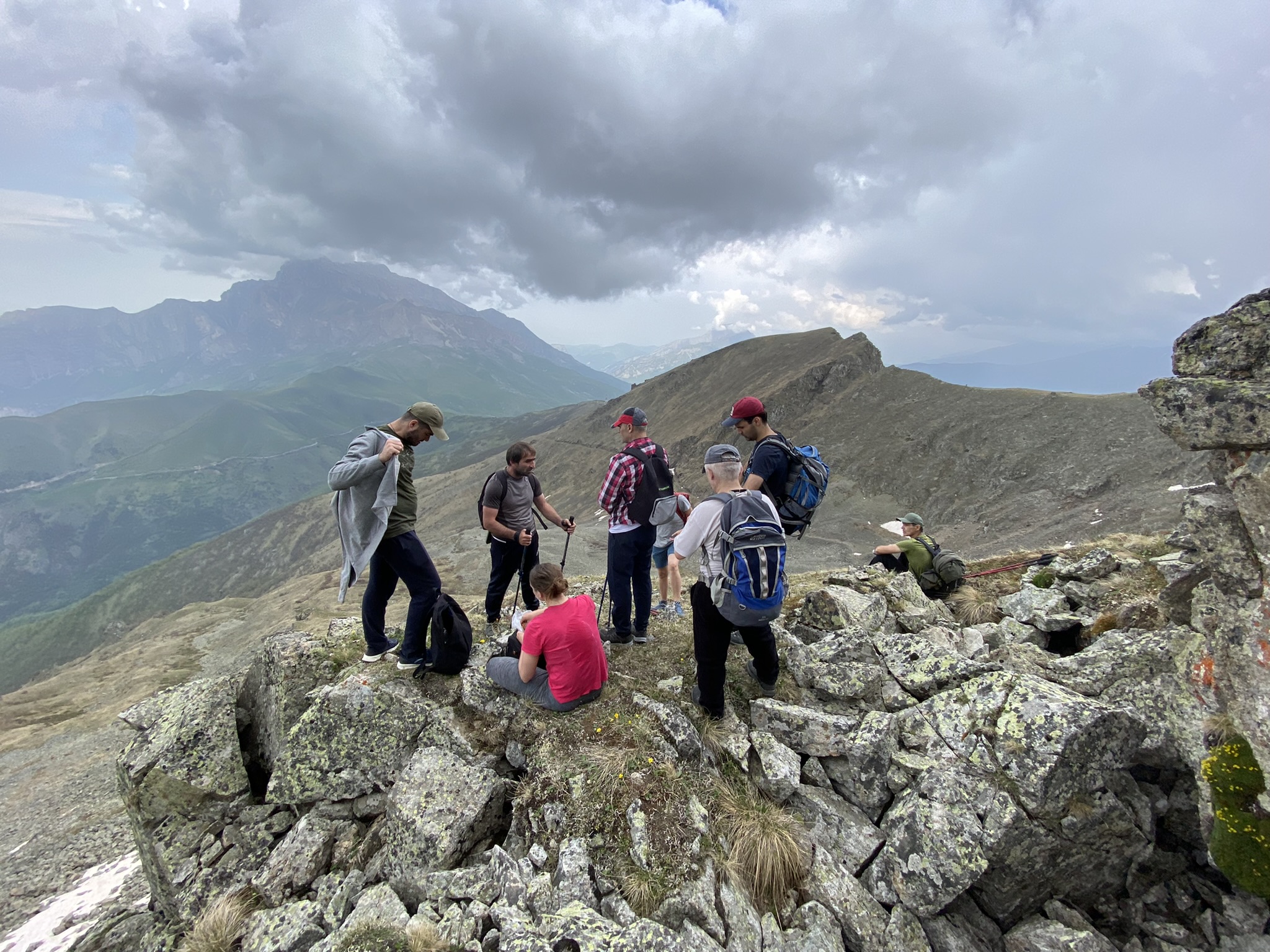 Горы Осетии туристы